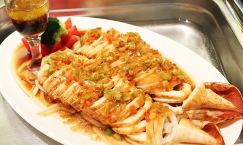 渔业文化 海鲜美食 各国食谱 保鲜鱿鱼200克;蒜蓉50克;李锦记蒸鱼